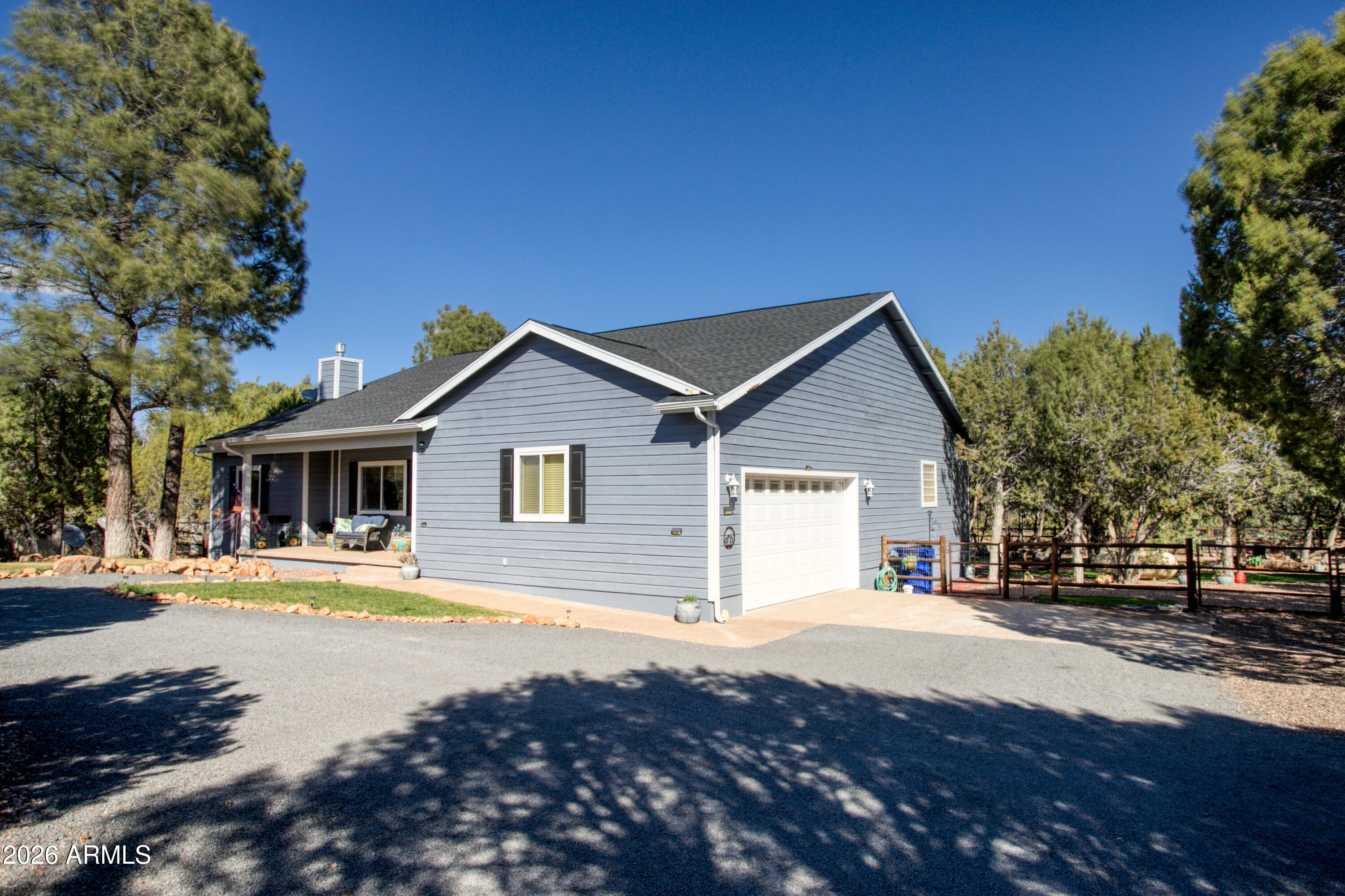 925 Wild Horse Road Show Low, AZ 85901 - Photo 4 of 40 a view of a house with a yard and large trees