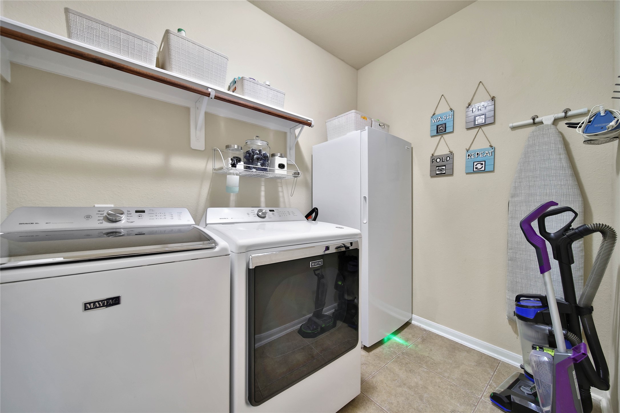 9223 Wapiti Trail Conroe, TX 77303 - Photo 29 of 45 a utility room with dryer and washer