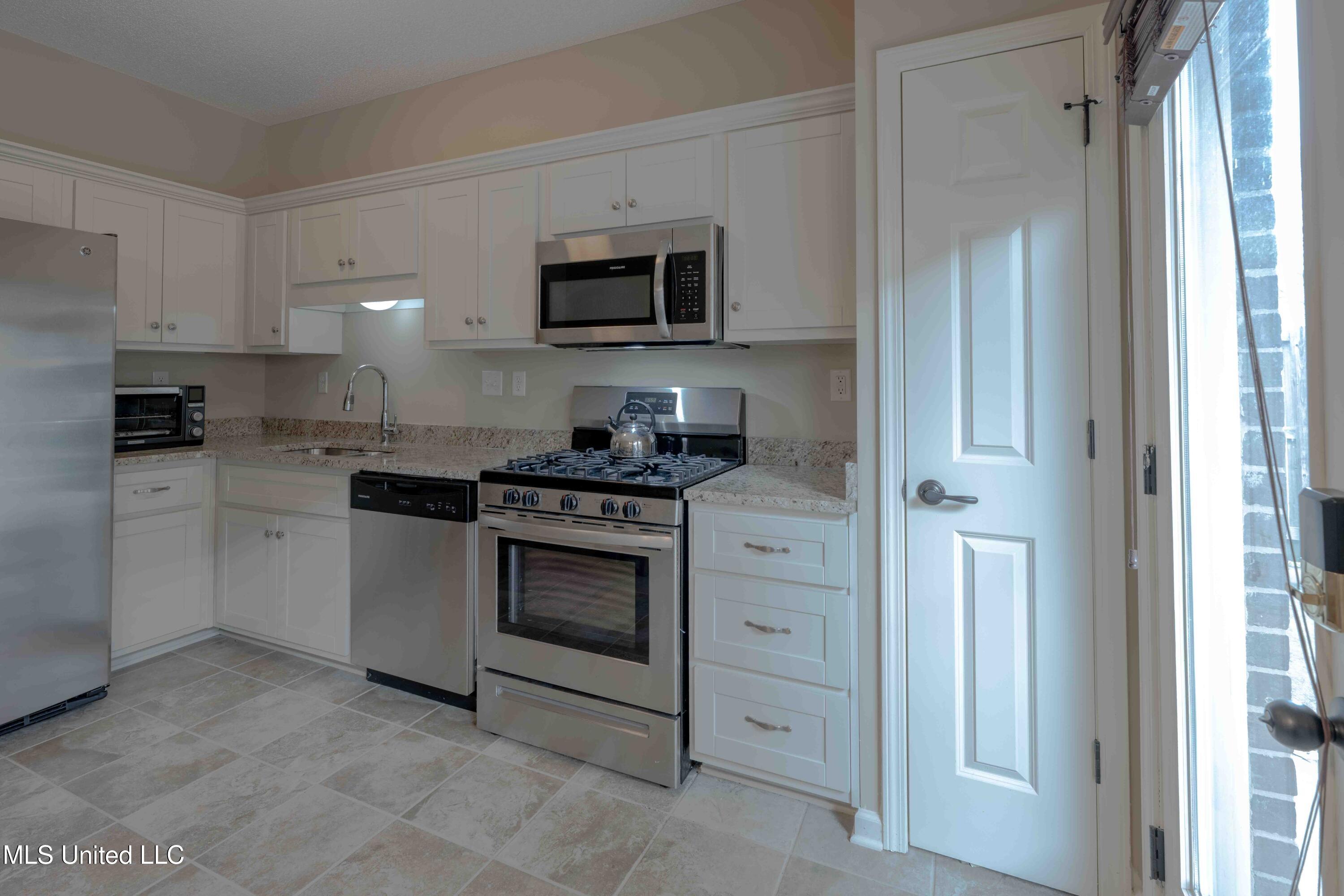 3318 Jade Lane Southaven, MS 38672 - Photo 14 of 30 Kitchen - Dining area-3