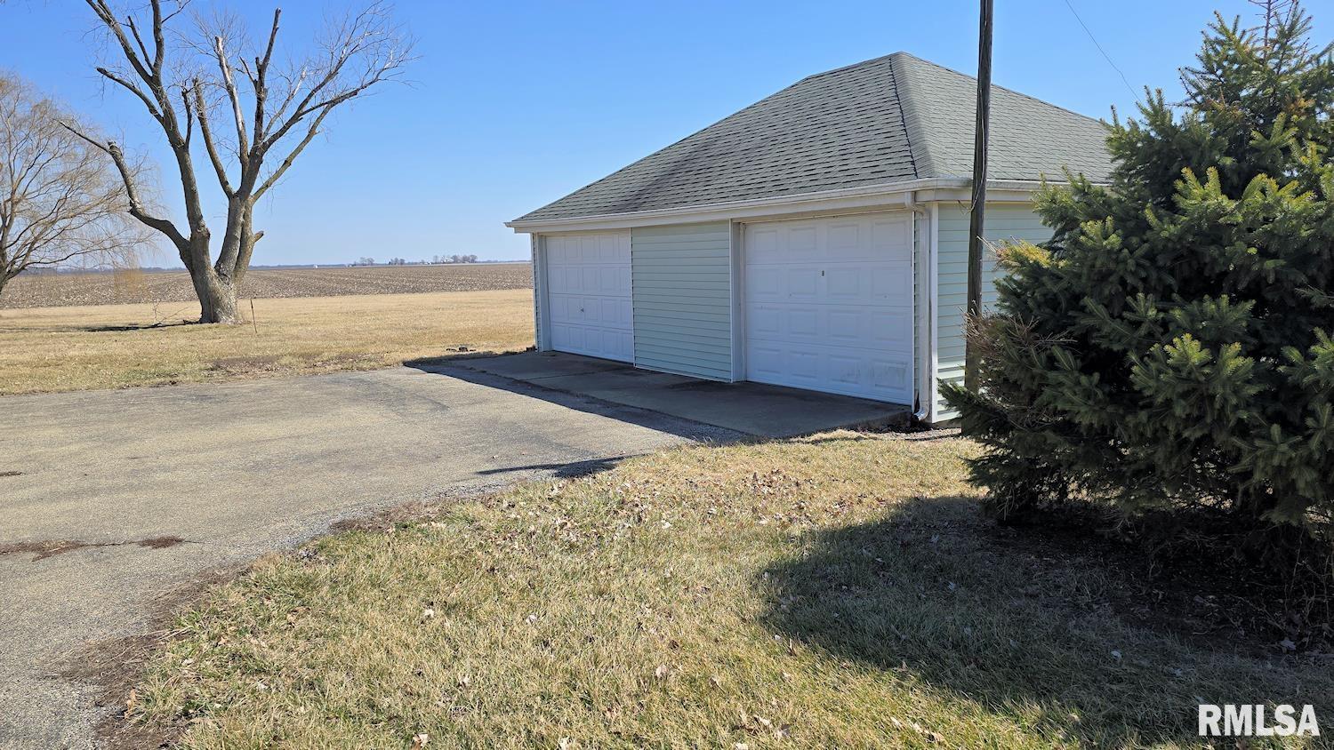 10570 Waverly Road Waverly, IL 62692 - Photo 5 of 20