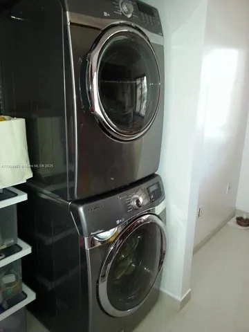 a close up view of a washer and dryer