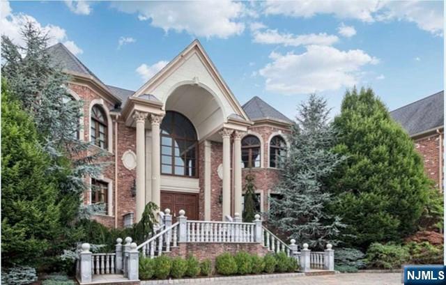 35 Timberline Drive Alpine, NJ 07620 - Photo 3 of 37 a front view of a house with a yard