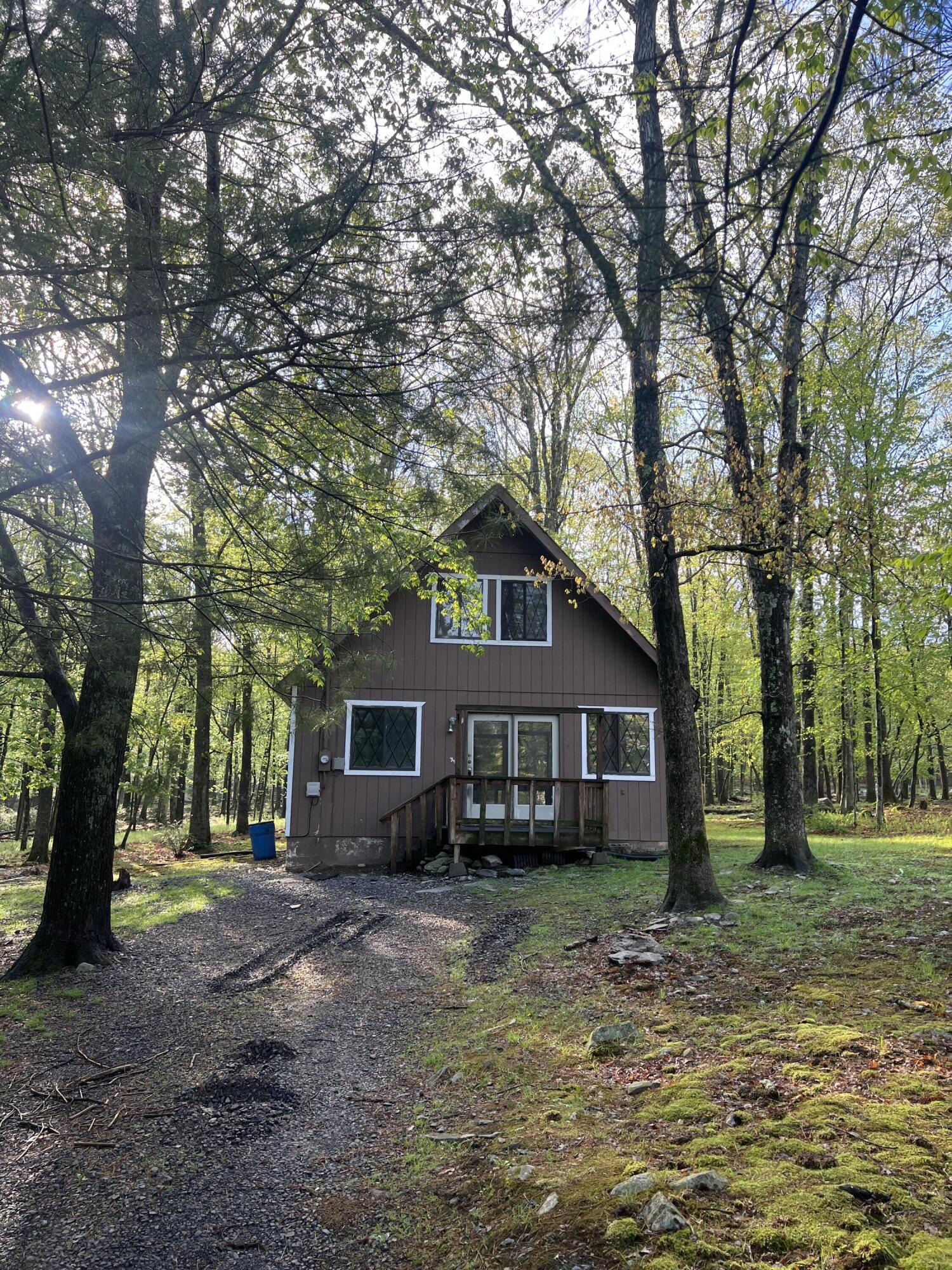 2111 Spring Drive Bushkill, PA 18324 - Photo 3 of 14 IMG_7898
