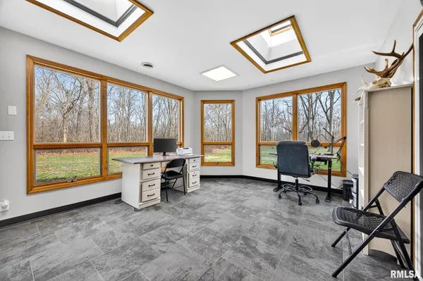 $275,000 | 568 Knox Highway 26, Galesburg, IL 61401