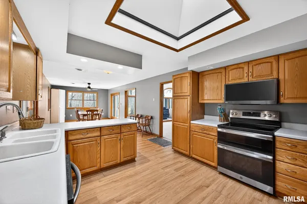 $275,000 | 568 Knox Highway 26, Galesburg, IL 61401