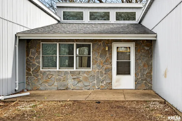 $275,000 | 568 Knox Highway 26, Galesburg, IL 61401