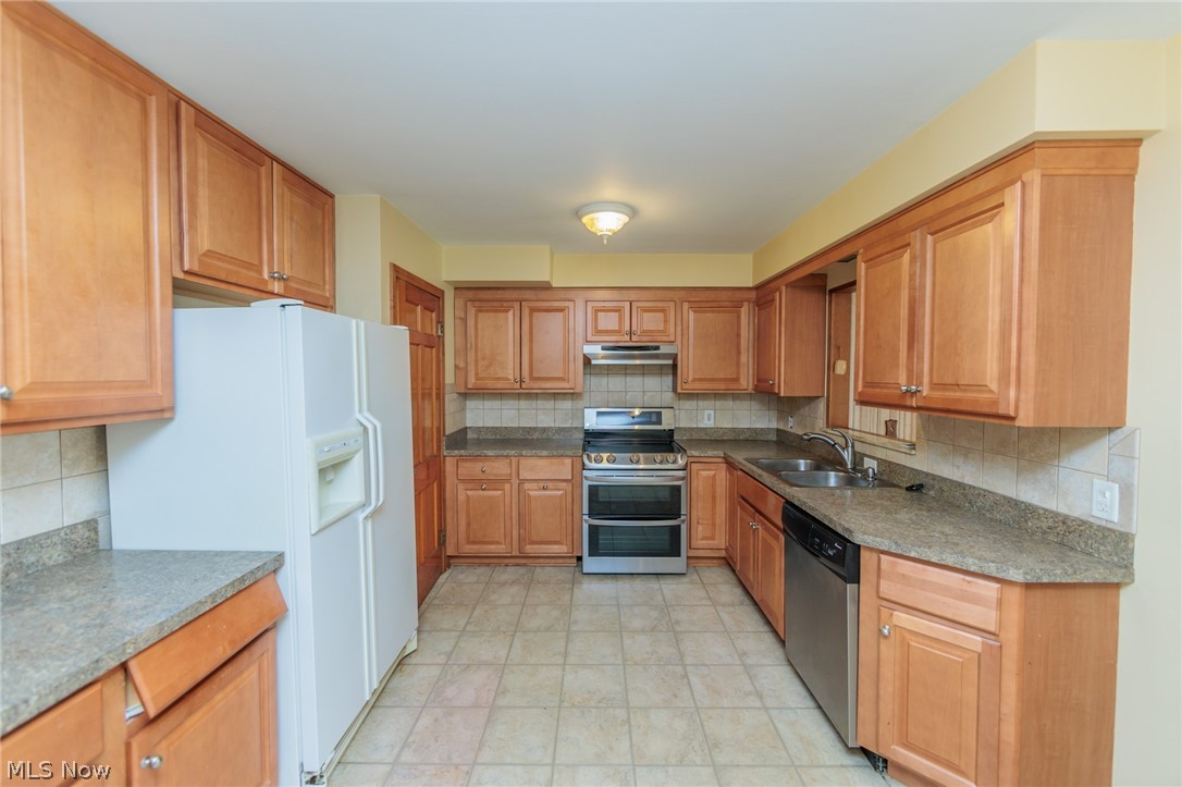 1376 South Green Road Cleveland, OH 44121 - Photo 5 of 33