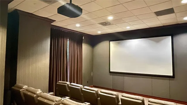 a view of a house with fountain in middle