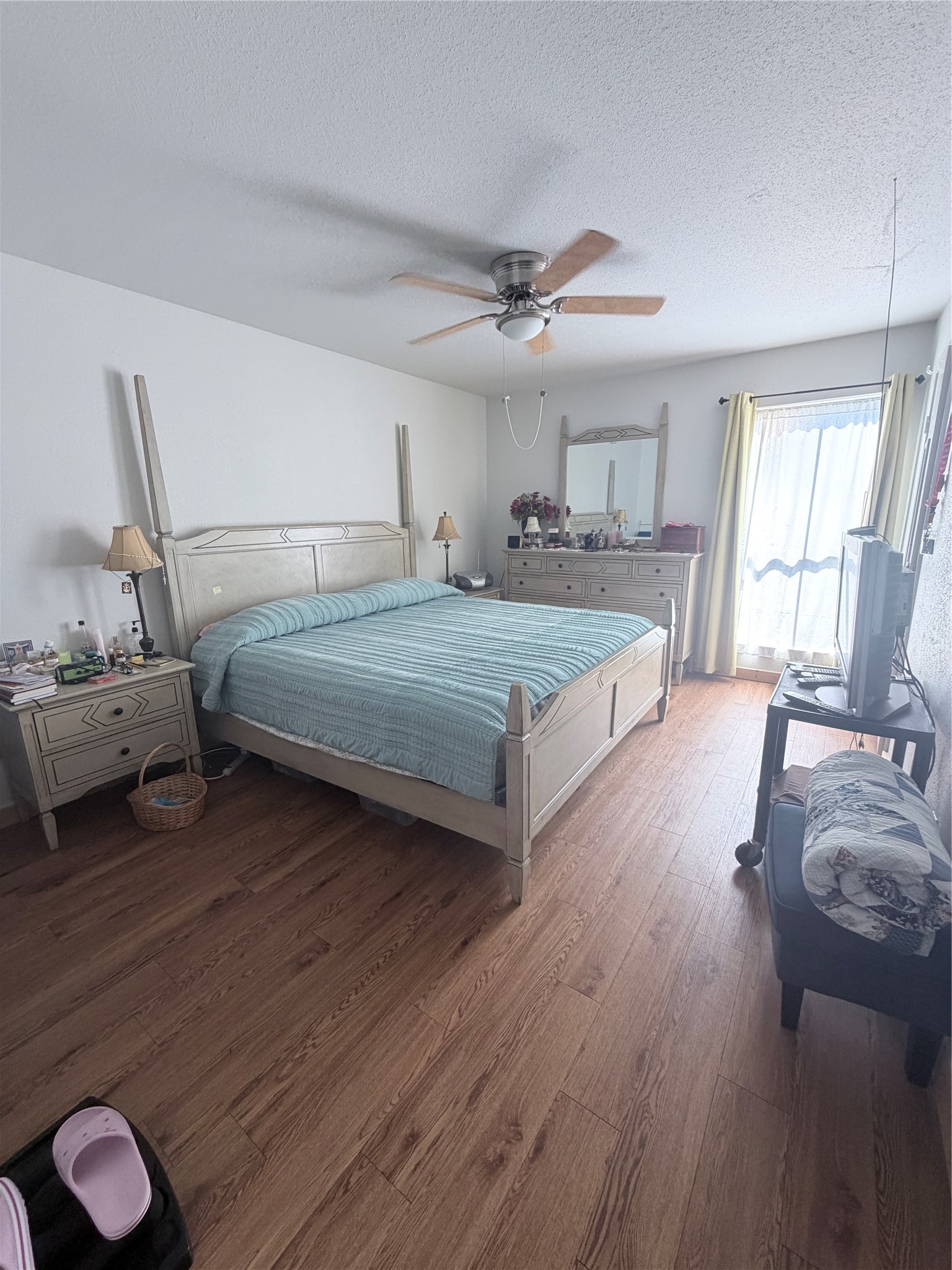10100 South Gessner Road, Unit 606 Houston, TX 77071 - Photo 7 of 12 a bedroom with bed and window