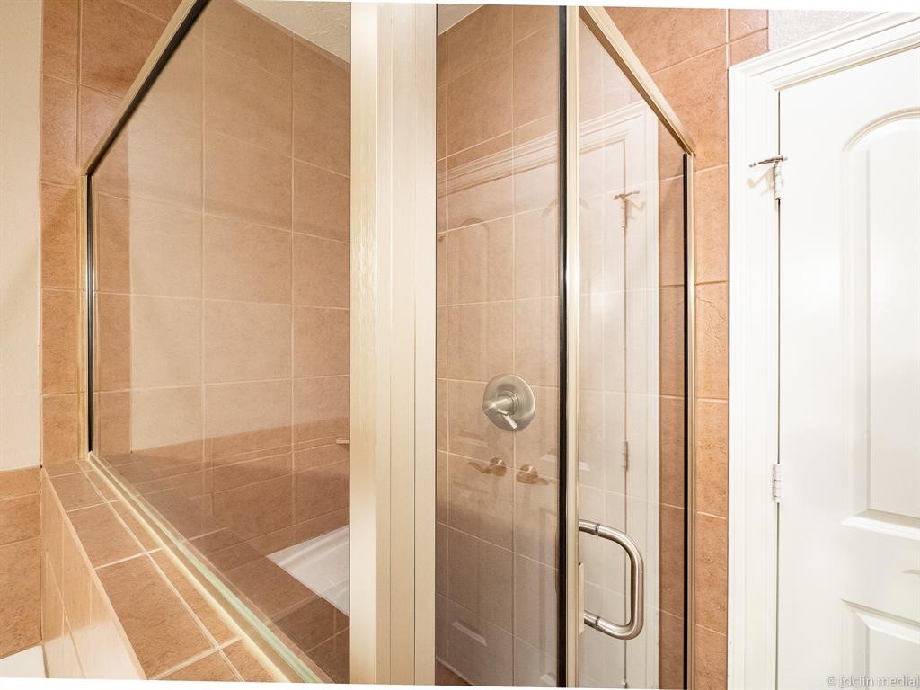 4118 Bonner View Lane Houston, TX 77007 - Photo 19 of 39 a bathroom with a glass shower door