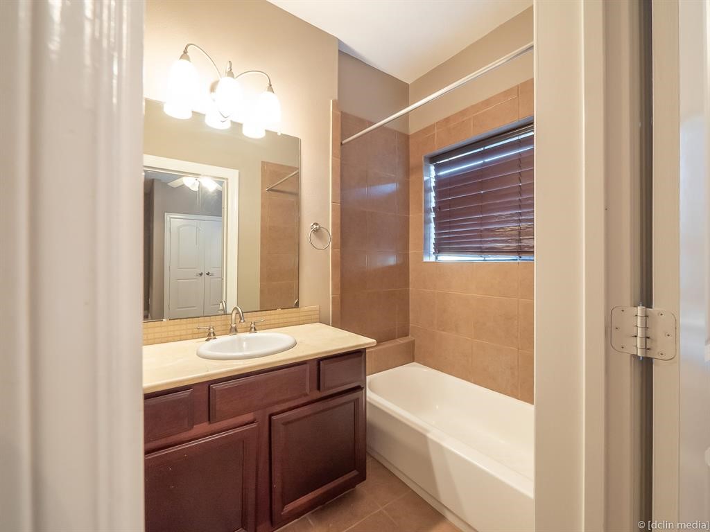 4118 Bonner View Lane Houston, TX 77007 - Photo 23 of 39 a bathroom with a sink a mirror and a bathtub