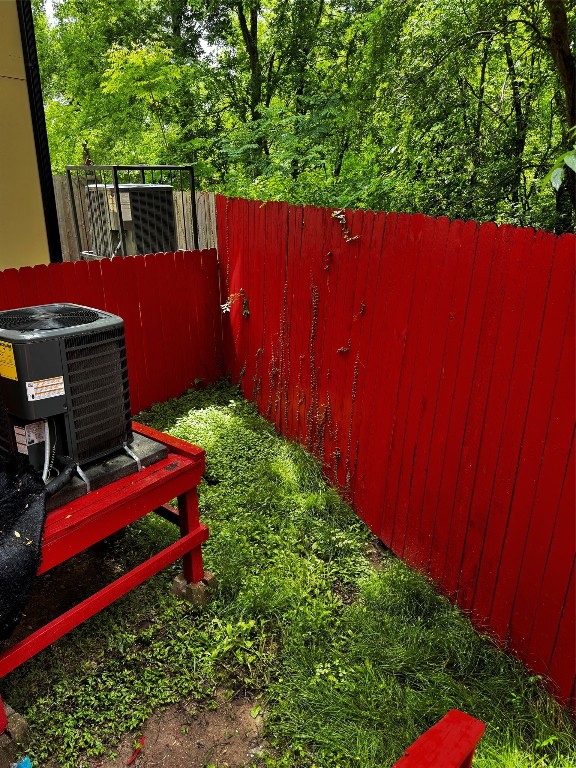 4118 Bonner View Lane Houston, TX 77007 - Photo 37 of 39 a view of a backyard with plants and a car park