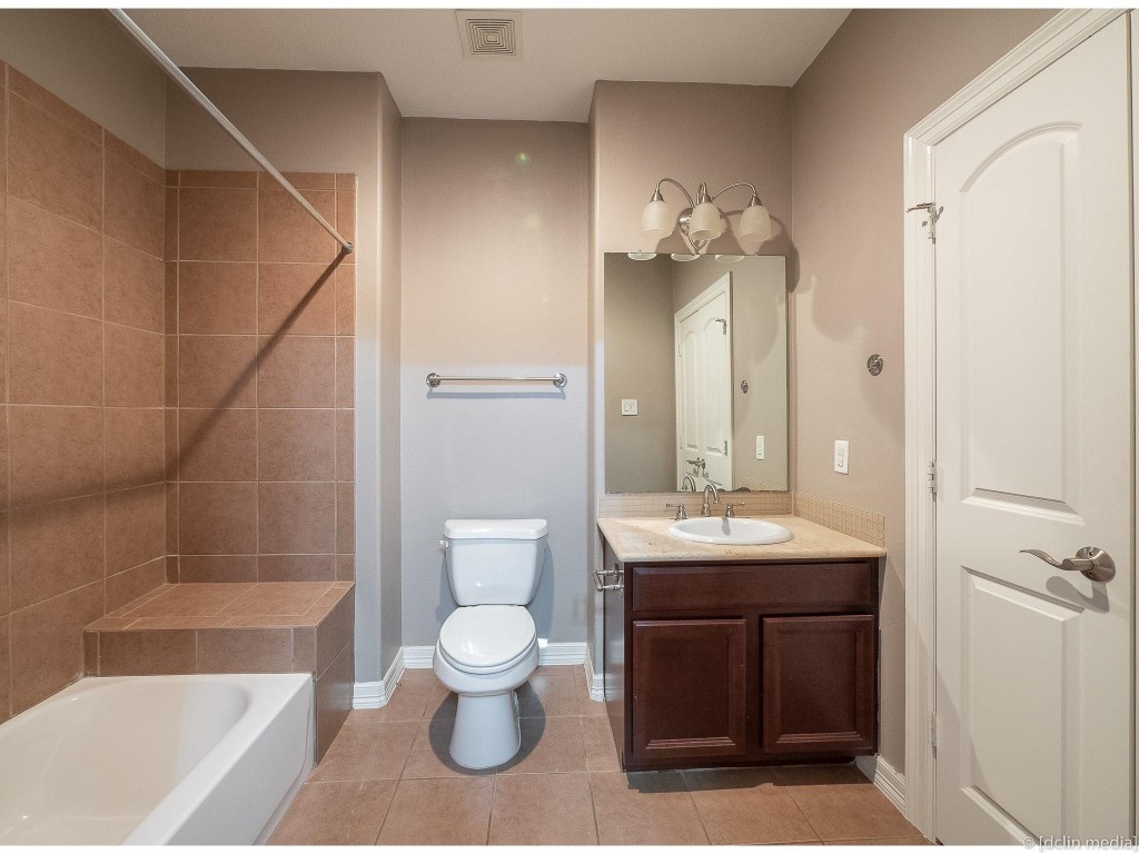 4118 Bonner View Lane Houston, TX 77007 - Photo 6 of 39 a bathroom with a sink a toilet and a bathtub