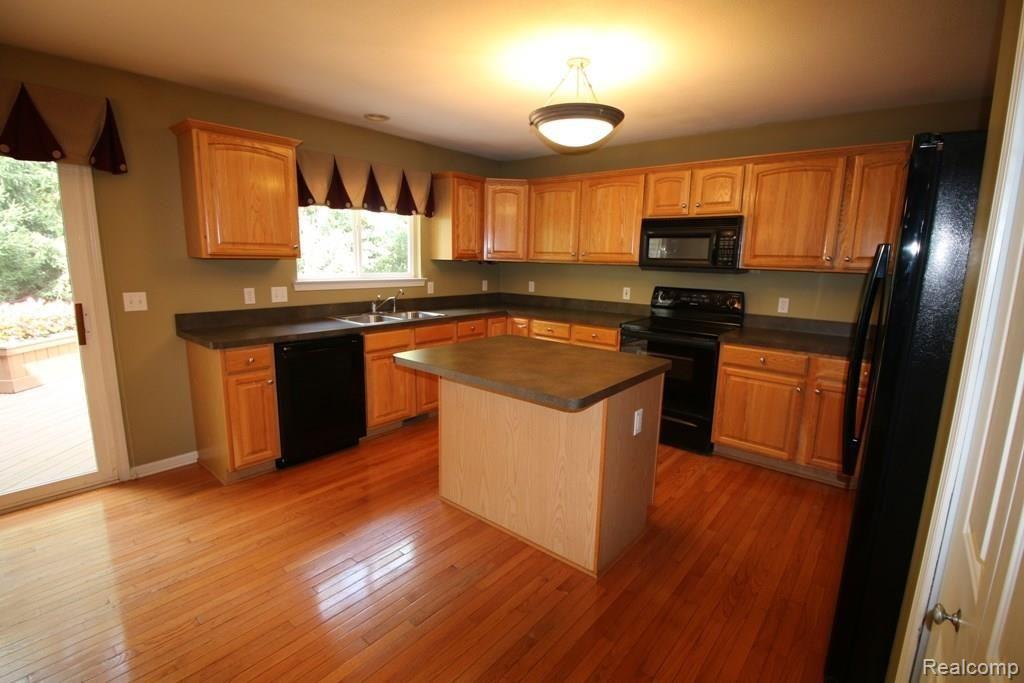 9879 Viewcrest Court Howell, MI 48843 - Photo 9 of 33 IMG_0385.JPG