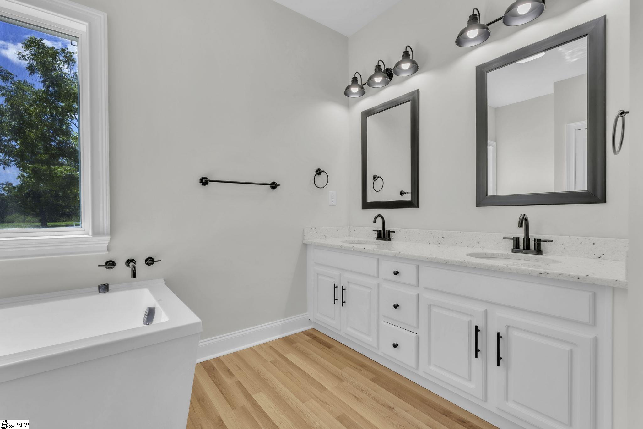 5126 North Old Laurens Road Gray Court, SC 29645 - Photo 11 of 32