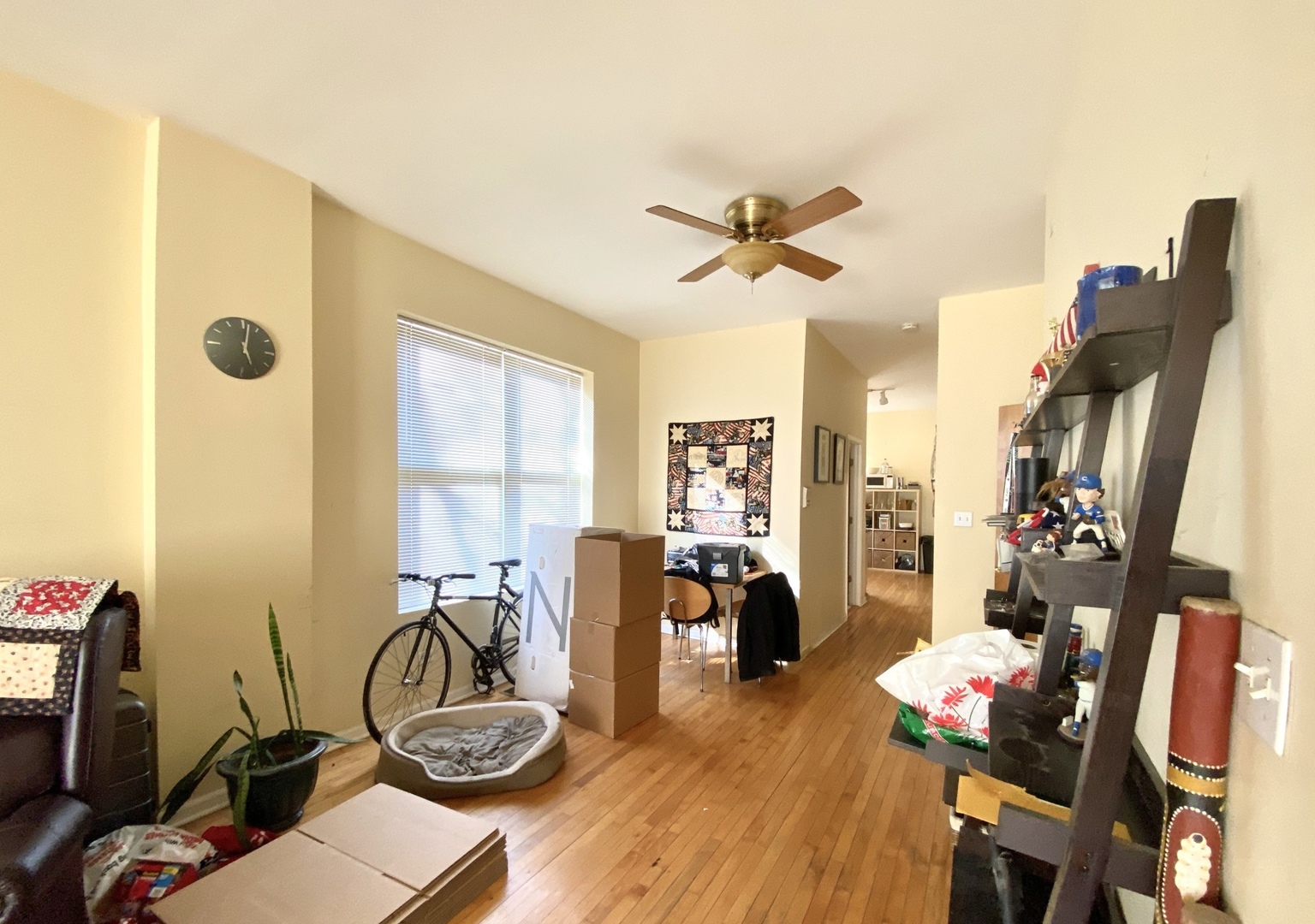 2610 West Thomas Street, Unit 1F Chicago, IL 60622 - Photo 4 of 13 a view of a livingroom with furniture and windows
