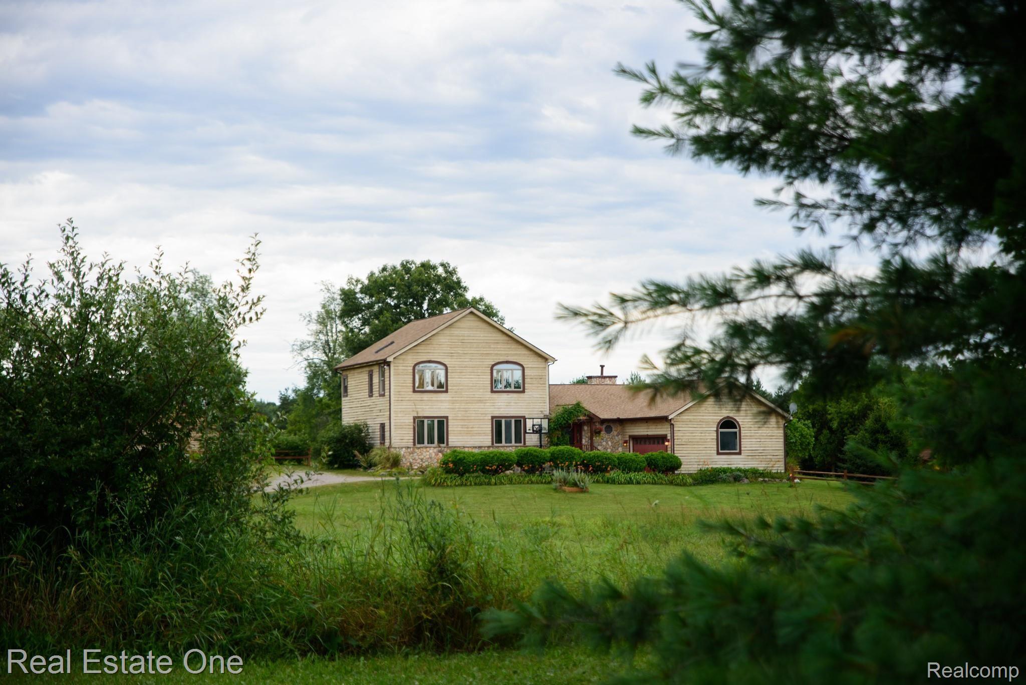 9742 Clyde Road Fenton, MI 48430 - Photo 4 of 54 DSP_3754.jpg