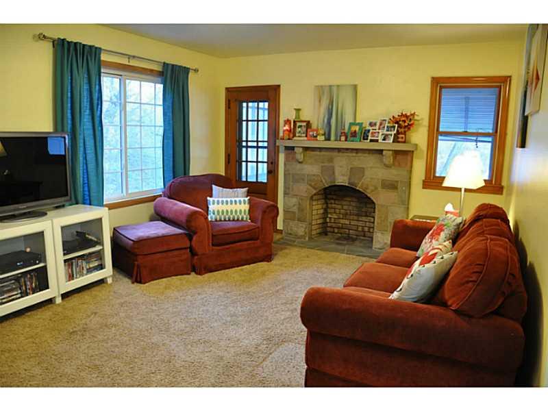 349 Eicher Road Pittsburgh, PA 15237 - Photo 3 of 12 Living Room.