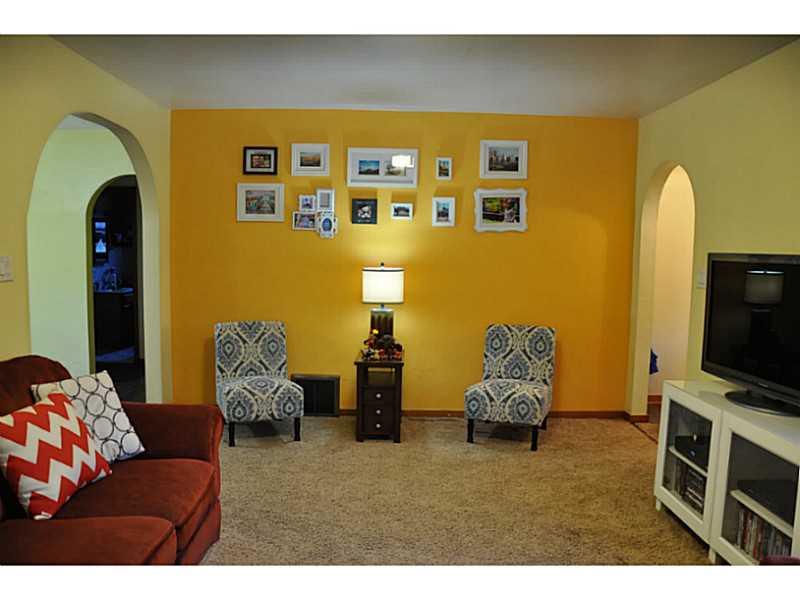 349 Eicher Road Pittsburgh, PA 15237 - Photo 4 of 12 Living Room.