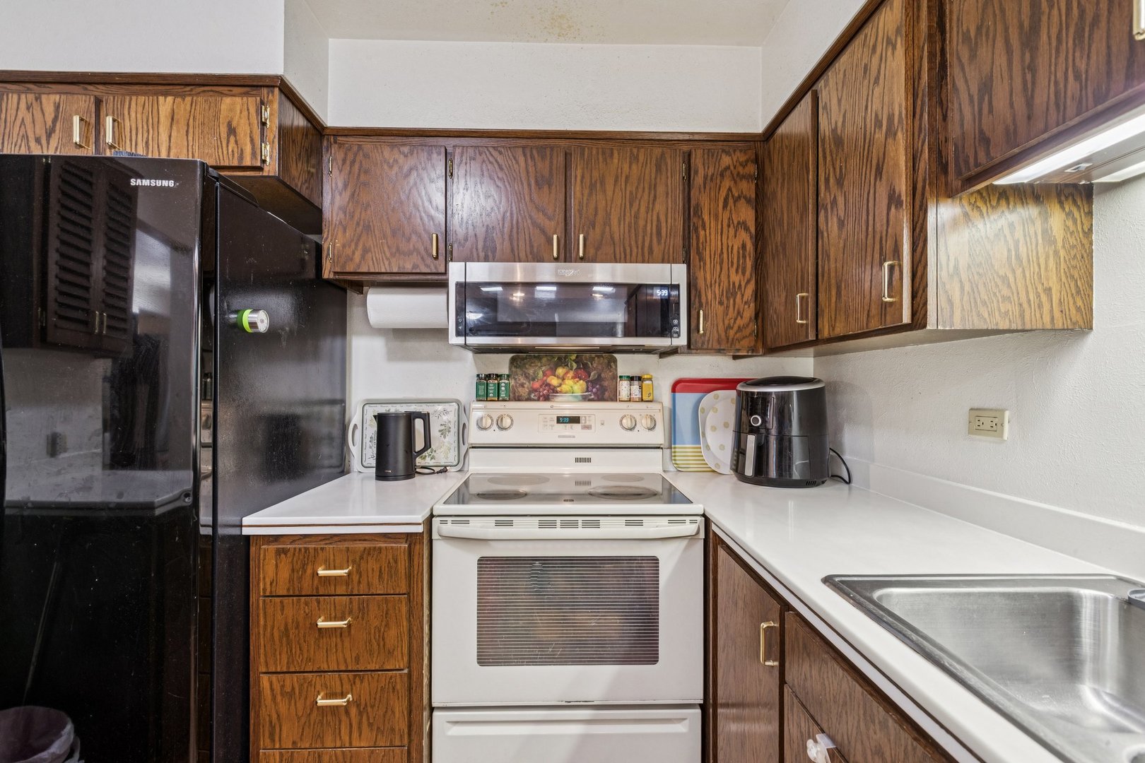 522 East Algonquin Road, Unit 201 Schaumburg, IL 60173 - Photo 14 of 27 a kitchen with appliances cabinets and a sink