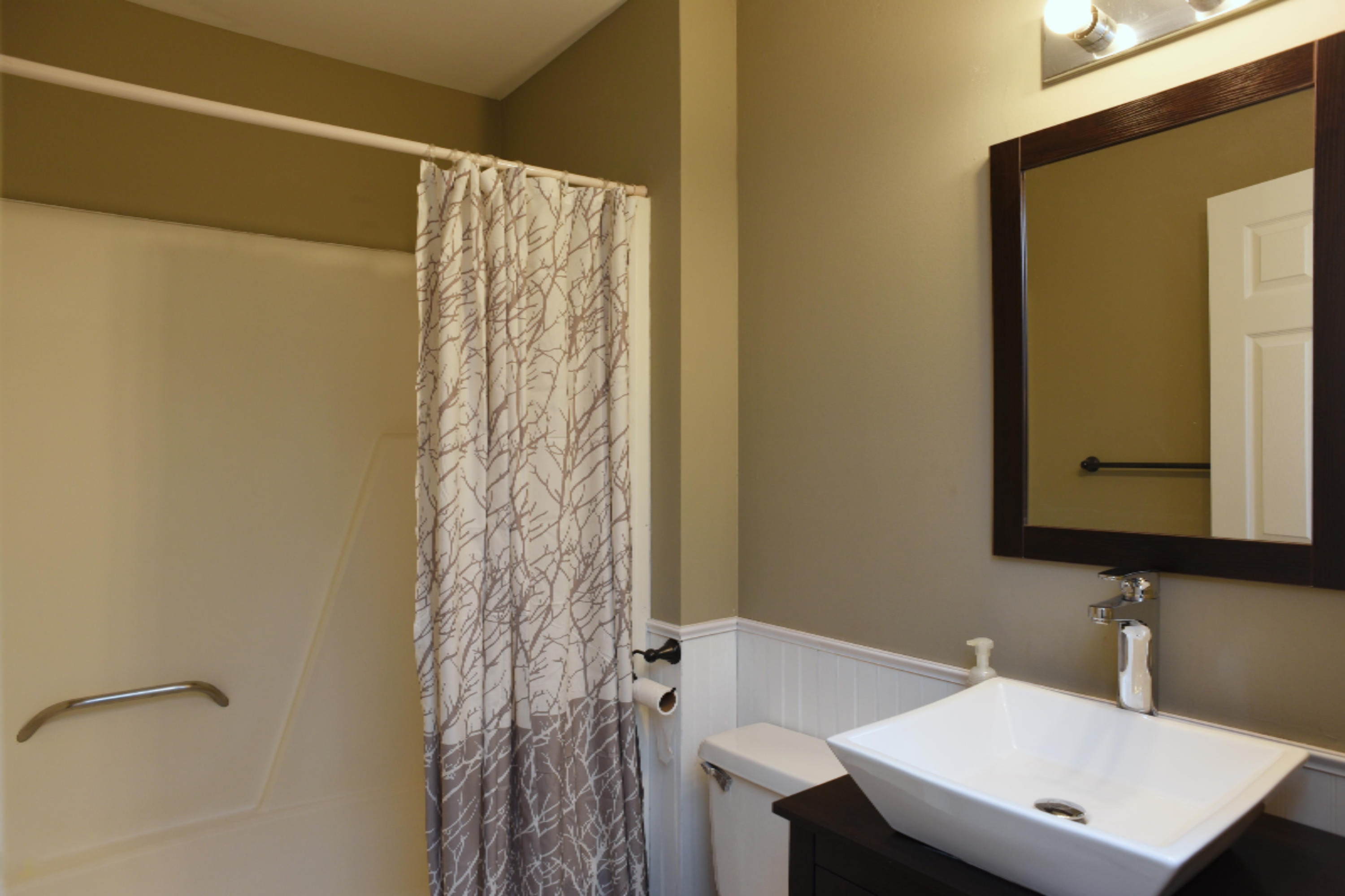 305 Riley Street, Unit 8 Holland, MI 49424 - Photo 5 of 14 _ bathroom