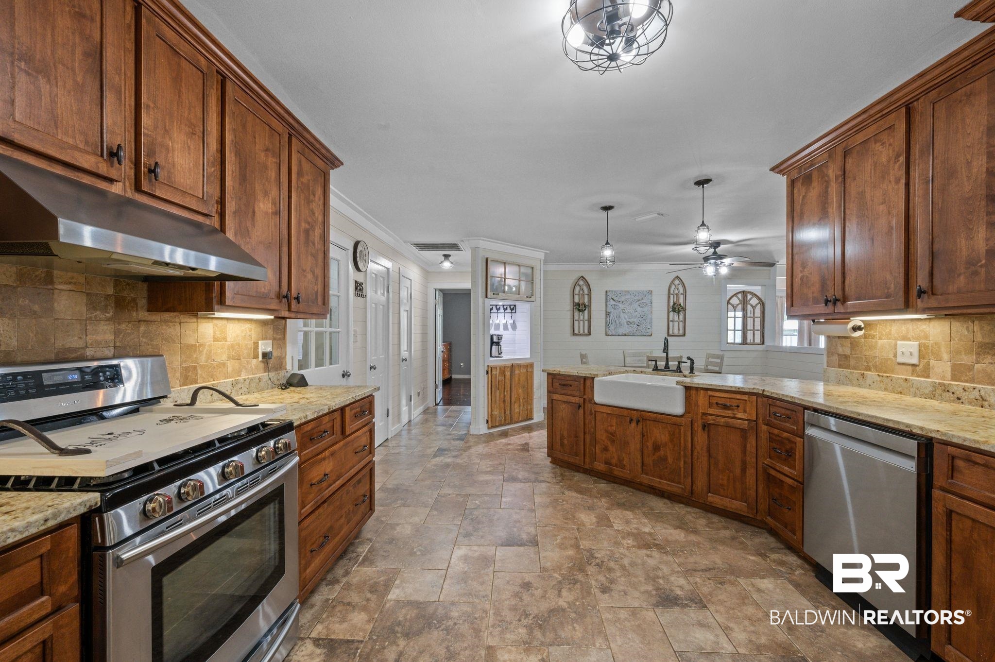 20037 County Road 33 Fairhope, AL 36532 - Photo 16 of 79 Kitchen featuring kitchen peninsula, appliances with stainless steel finishes, ornamental molding, decorative light fixtures, and sink