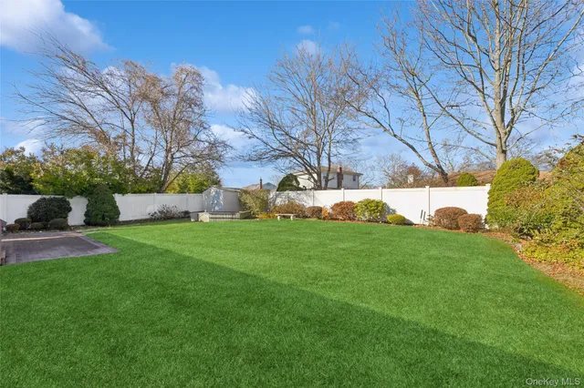 a view of a yard with a house