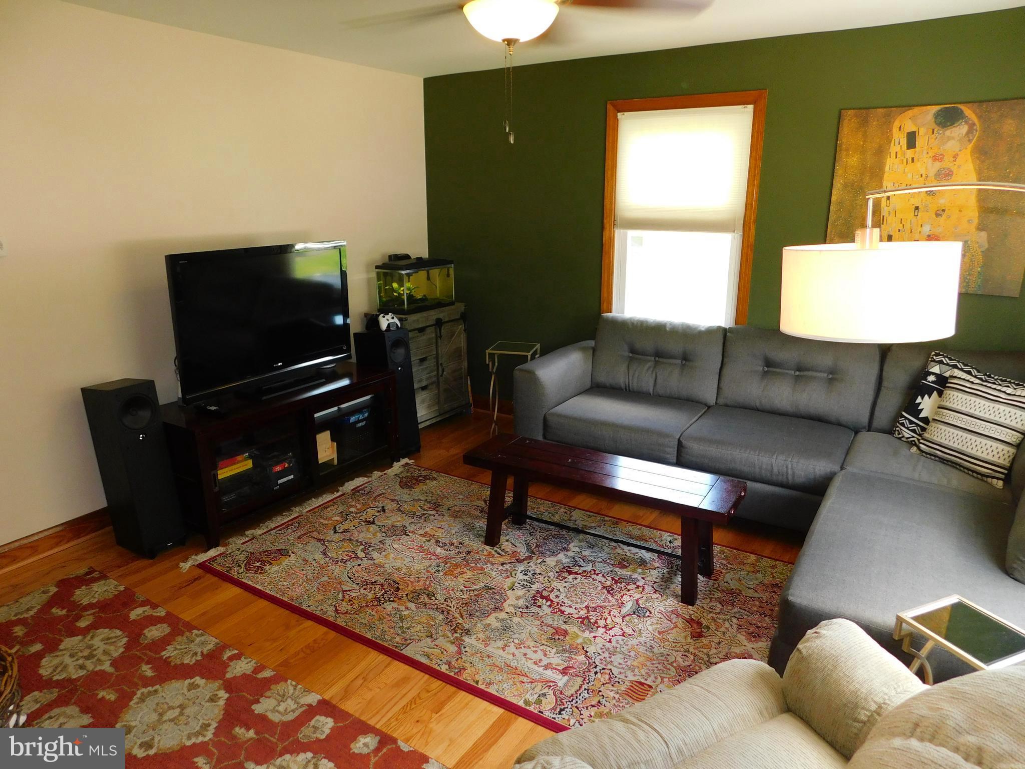 522 Cleveland Road Linthicum Heights, MD 21090 - Photo 4 of 25 Main Level Living Room