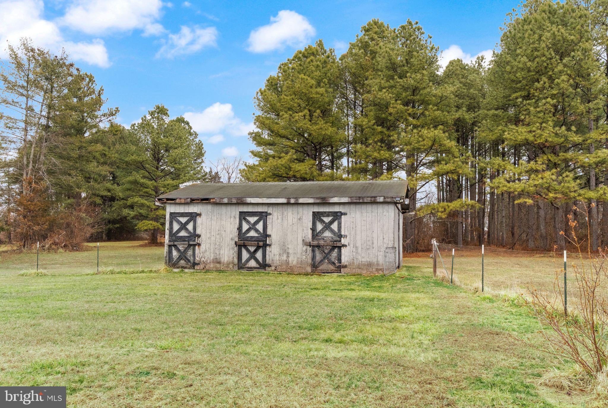 14068 Carriage Ford Road Nokesville, VA 20181 - Photo 36 of 48 a backyard of a house with table and chairs