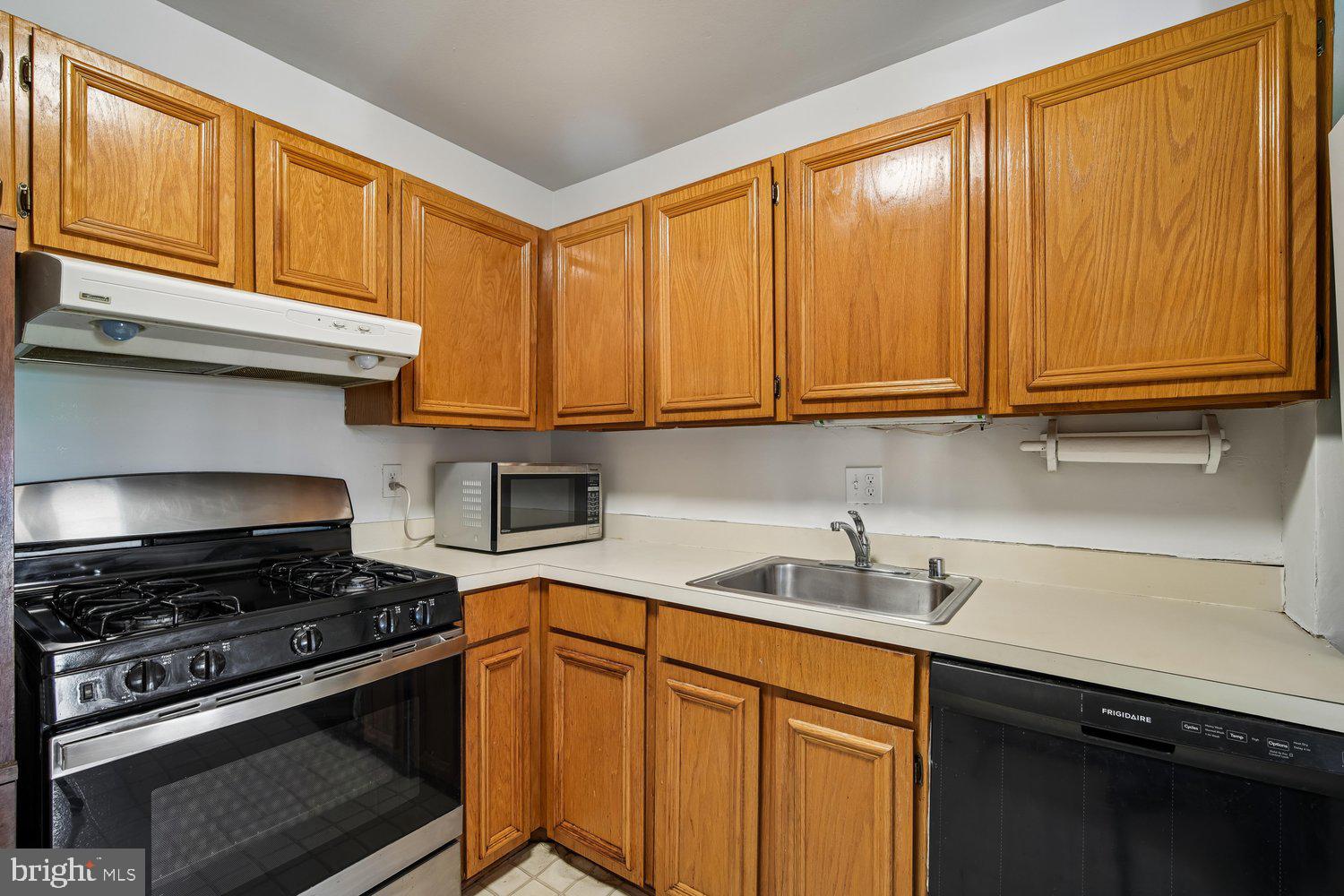 9926 Walker House Road, Unit 99263 Gaithersburg, MD 20886 - Photo 17 of 63 Kitchen