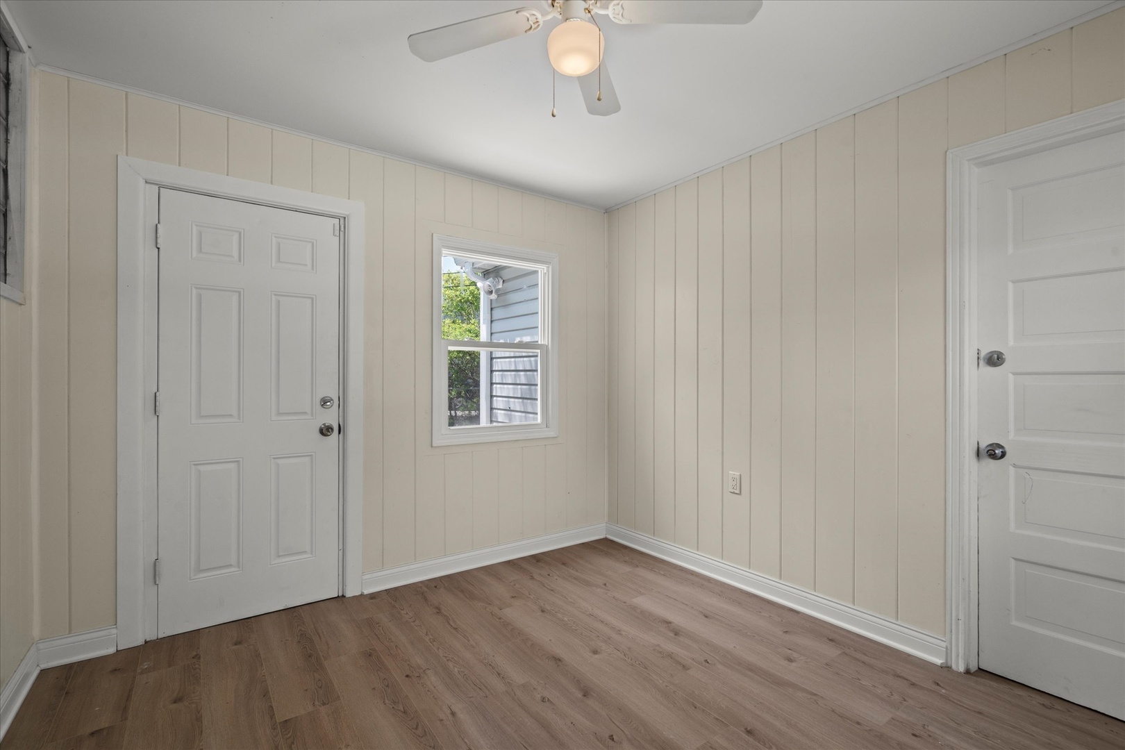 30 Broadway Chicago Heights, IL 60411 - Photo 15 of 25 a view of an empty room with wooden floor and a window