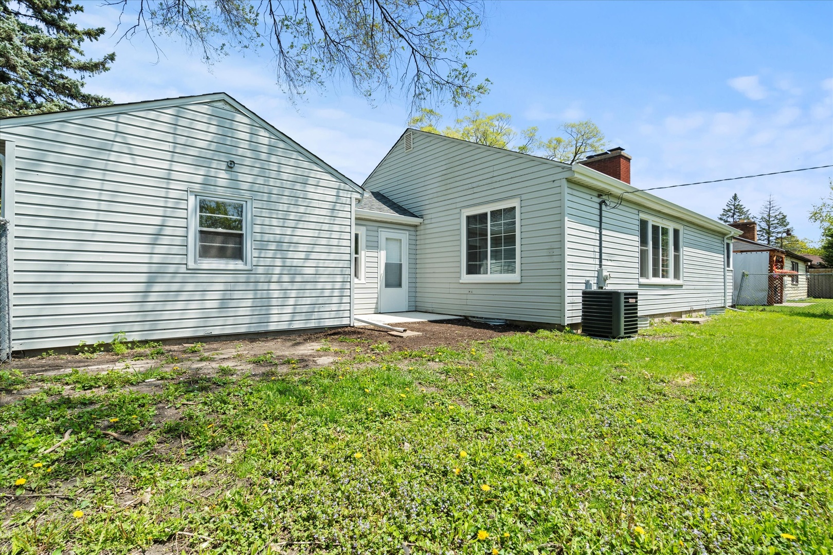 30 Broadway Chicago Heights, IL 60411 - Photo 21 of 25 a front view of a house with a yard