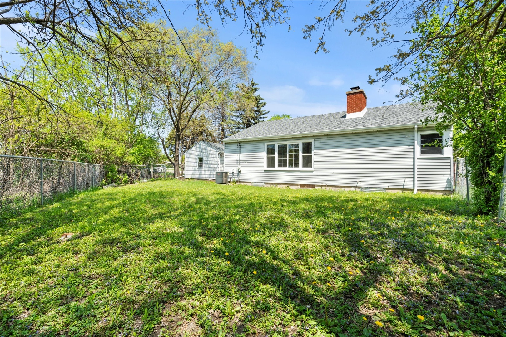 30 Broadway Chicago Heights, IL 60411 - Photo 22 of 25 a house view with a garden space