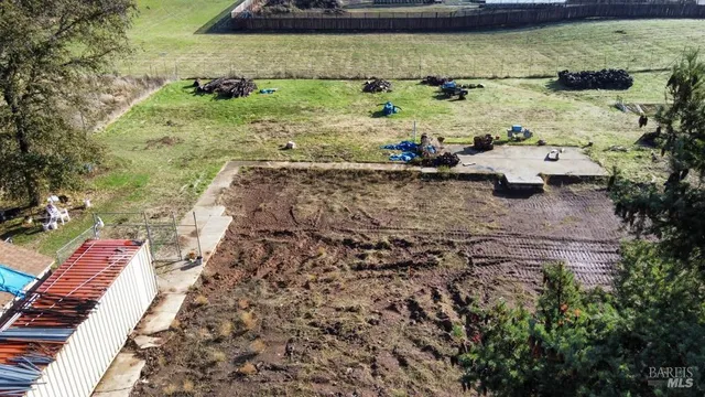 a view of yard with green space