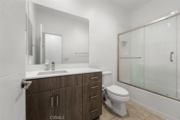 $719,000 | 9914 Artesia Boulevard, Unit 302, Bellflower, CA 90706