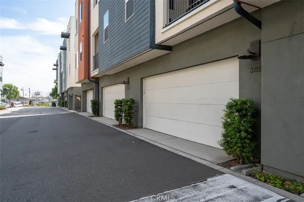 $719,000 | 9914 Artesia Boulevard, Unit 302, Bellflower, CA 90706