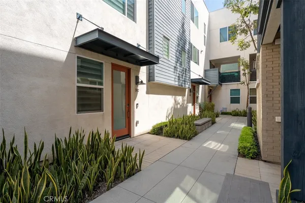 $719,000 | 9914 Artesia Boulevard, Unit 302, Bellflower, CA 90706