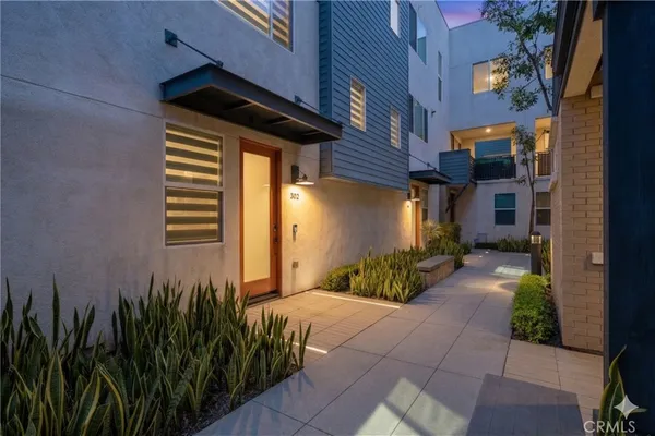 $719,000 | 9914 Artesia Boulevard, Unit 302, Bellflower, CA 90706