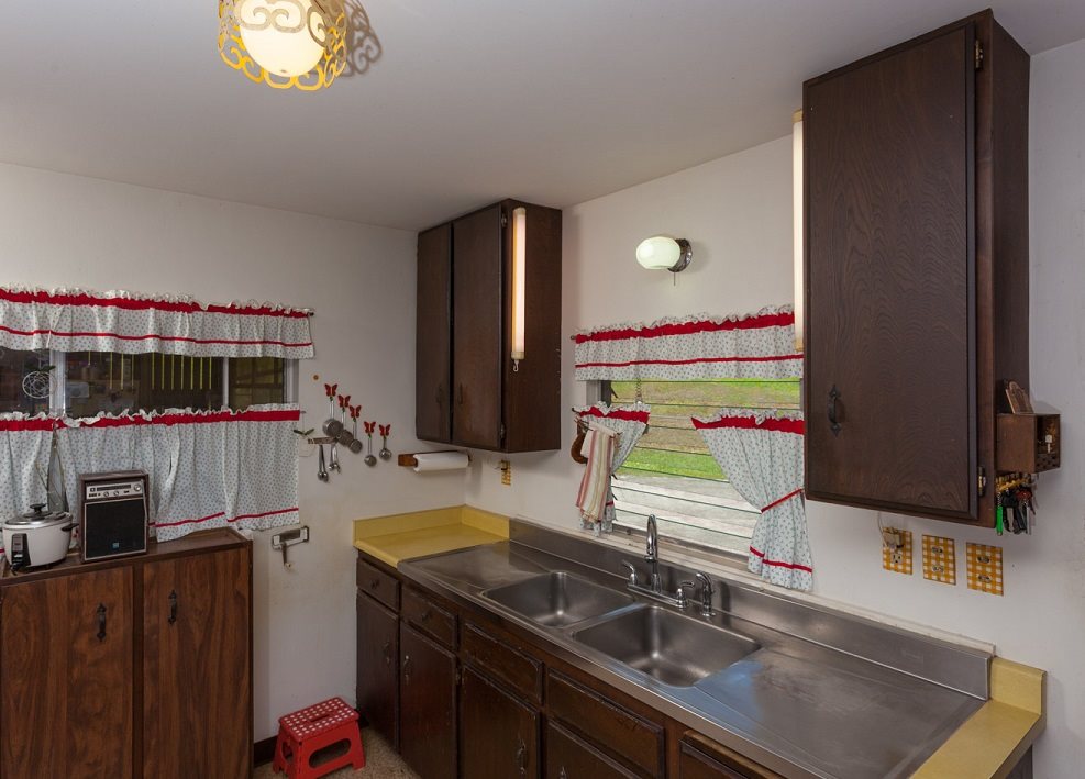 605 Kaupakalua Road Haiku, HI 96708 - Photo 12 of 30 a bathroom with a sink and a mirror