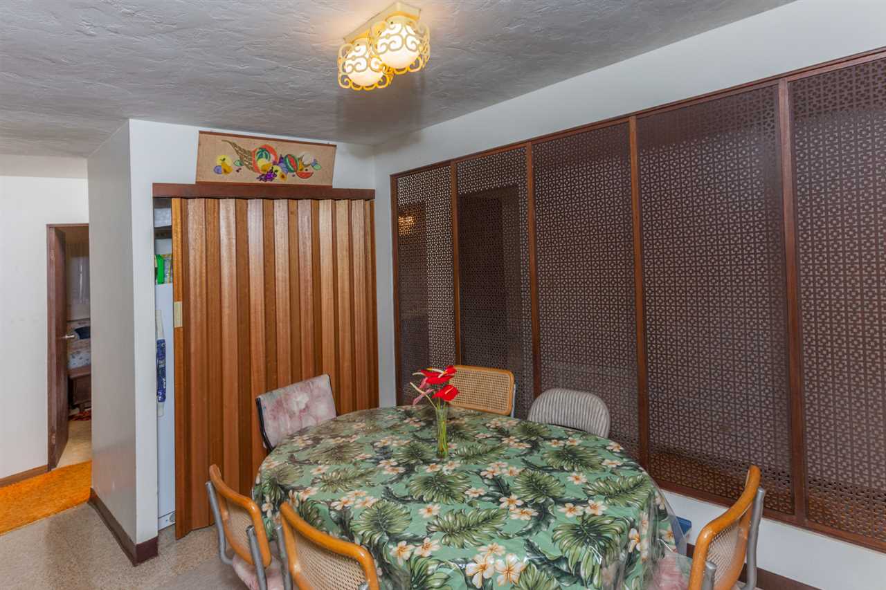 605 Kaupakalua Road Haiku, HI 96708 - Photo 16 of 30 a living room with furniture