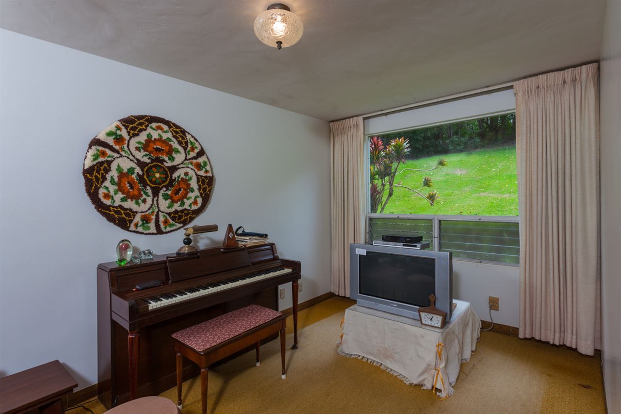 605 Kaupakalua Road Haiku, HI 96708 - Photo 20 of 30 a room with furniture and a window