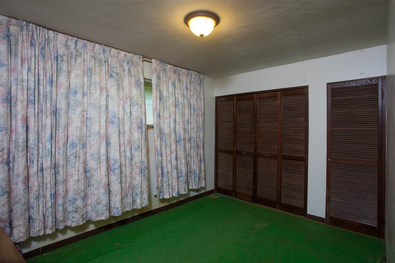 605 Kaupakalua Road Haiku, HI 96708 - Photo 21 of 30 a view of a backyard with wooden fence