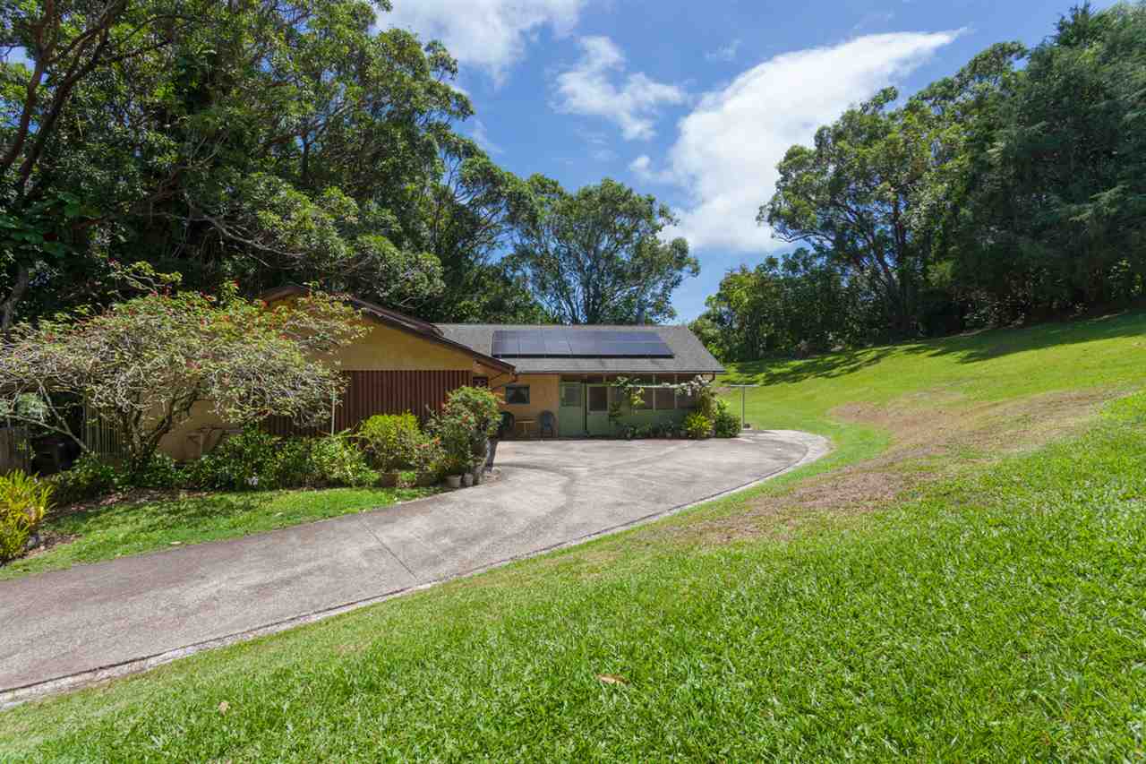 605 Kaupakalua Road Haiku, HI 96708 - Photo 7 of 30 a view of a back yard with green space