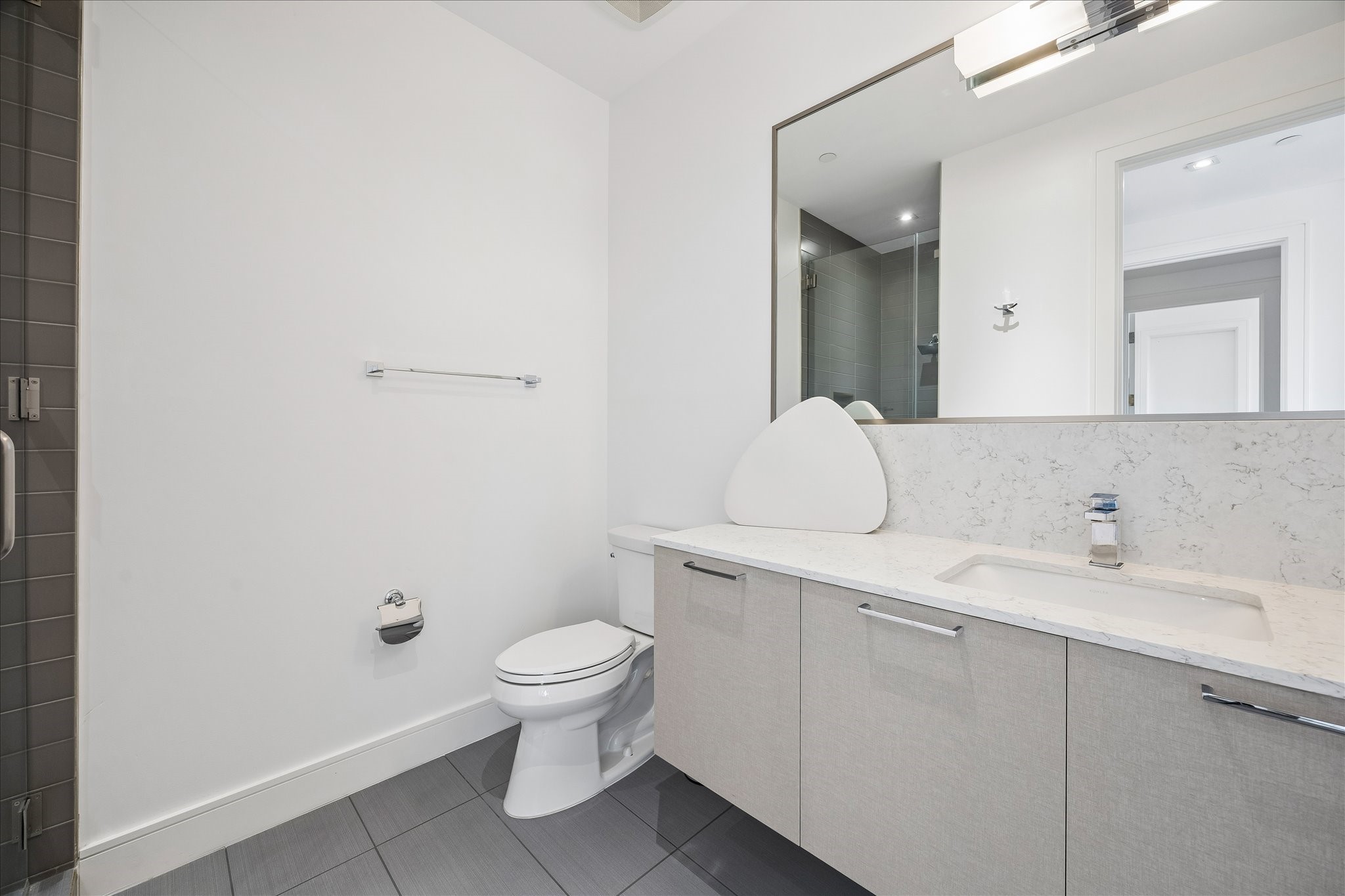 5104 Caroline Street, Unit 403 Houston, TX 77004 - Photo 29 of 33 Bedroom 2 with walk in shower