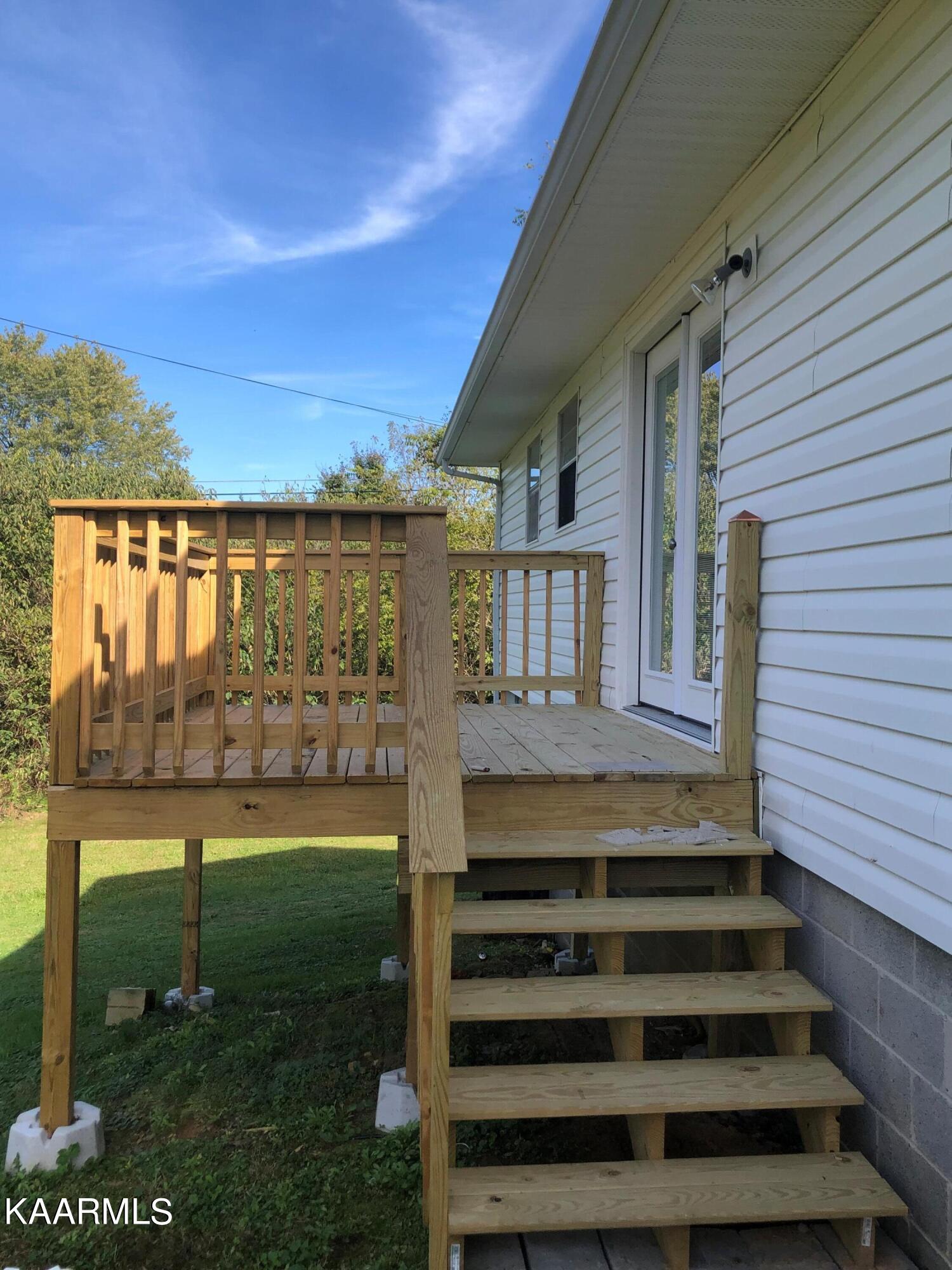 2830 Taylors Chapel Road Crossville, TN 38572 - Photo 18 of 20 New back deck