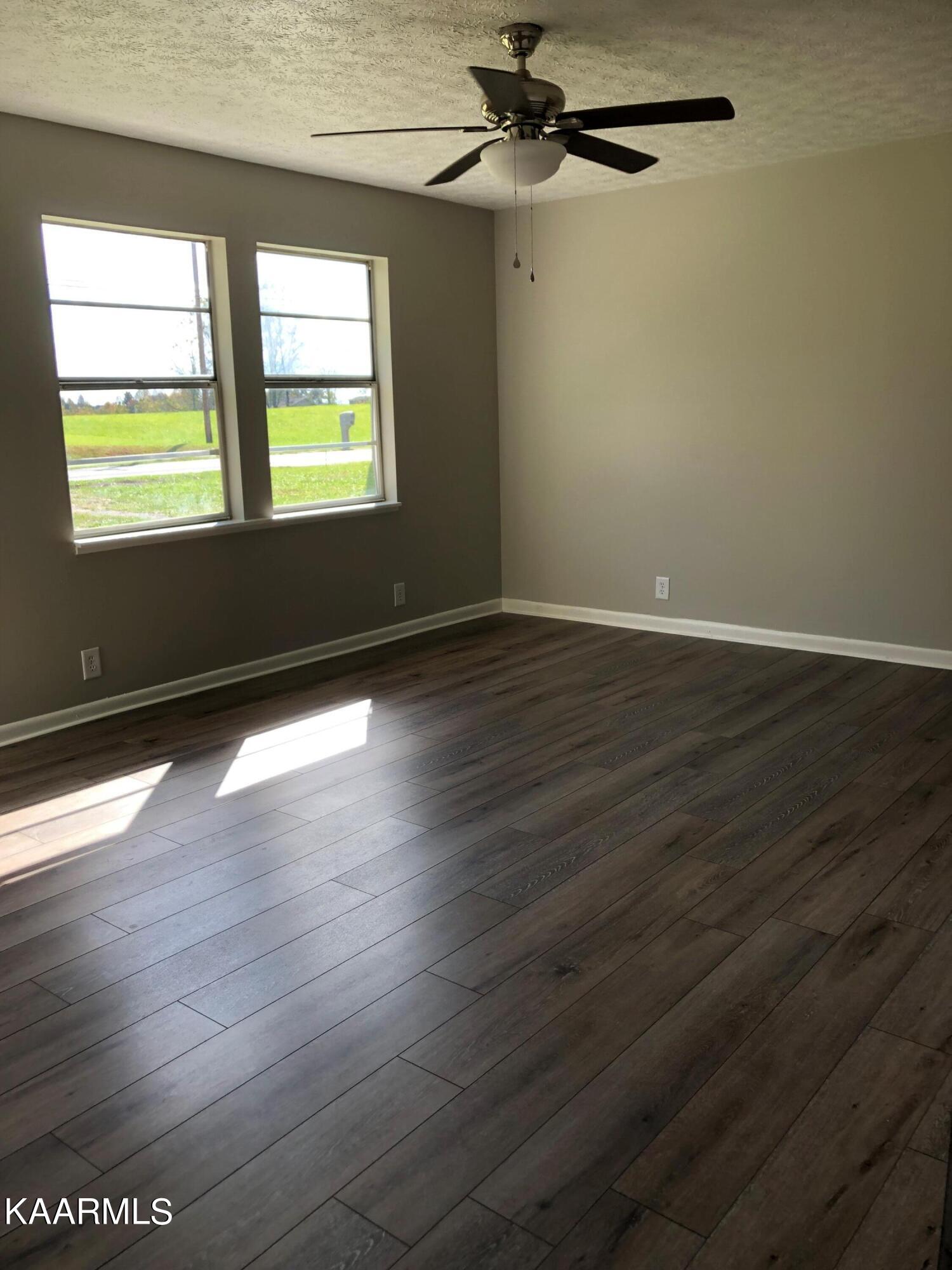 2830 Taylors Chapel Road Crossville, TN 38572 - Photo 2 of 20 Living room