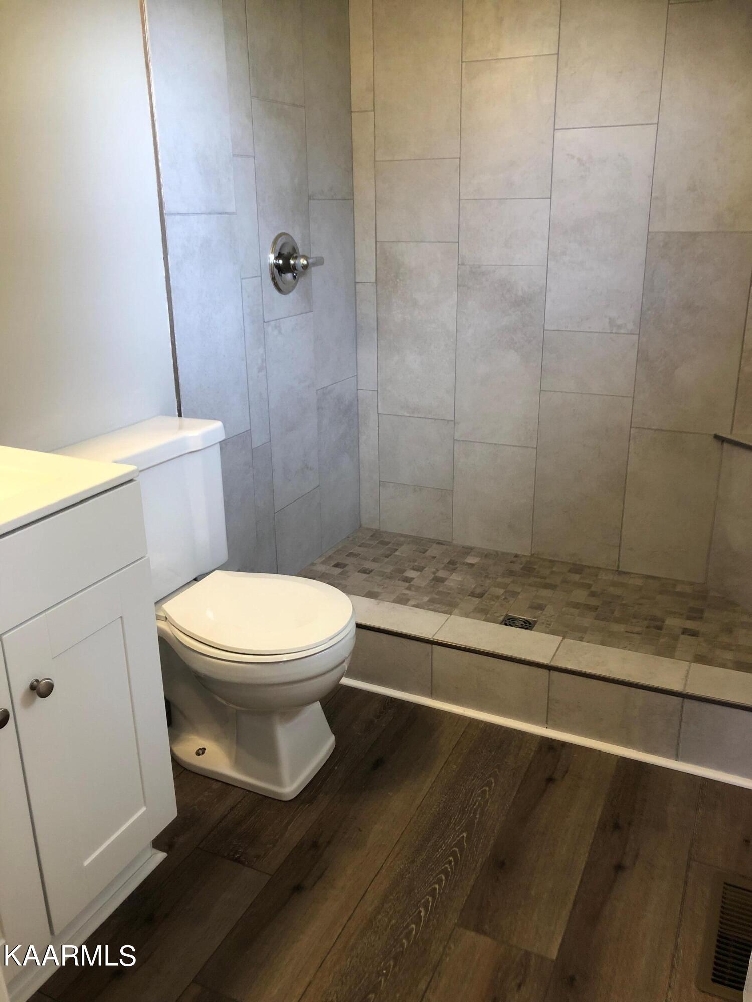 2830 Taylors Chapel Road Crossville, TN 38572 - Photo 10 of 20 master bath