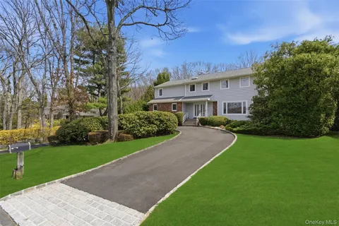 $1,300,000 | 7 Seward Drive, Dix Hills, NY 11746