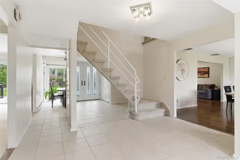 a view of entryway and livingroom with furniture