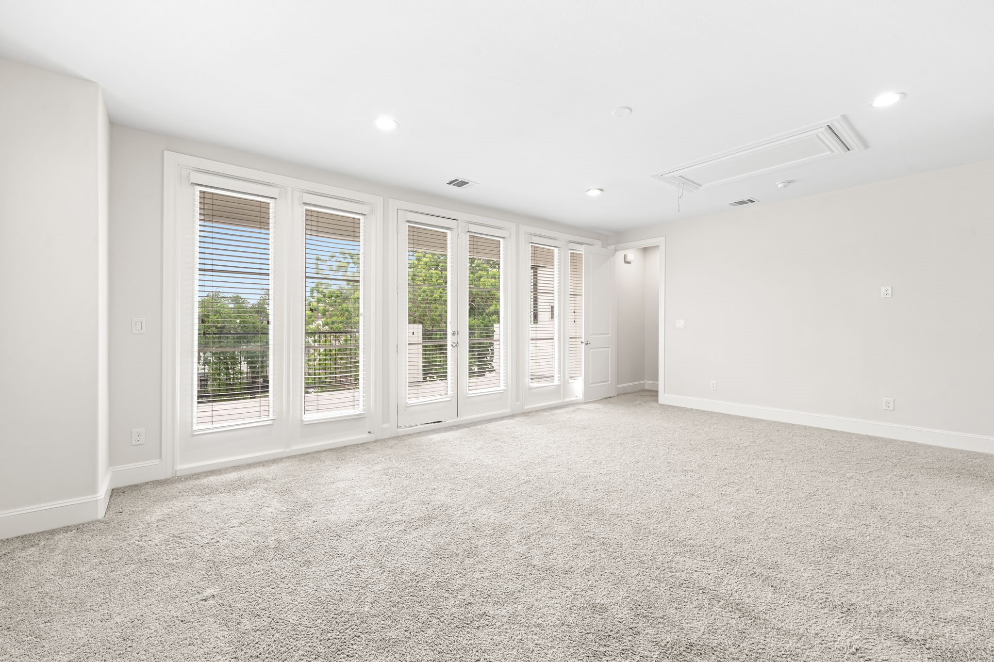 5621 Cohn Meadow Lane Houston, TX 77007 - Photo 23 of 35 Oversized 3rd floor game room open to outdoor terrace